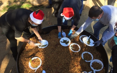 Un moment del repartiment de les migas | Ràdio Sabadell